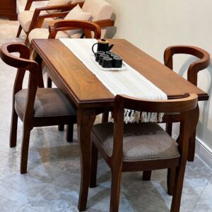 Table à manger en bois massif et chaises élégantes