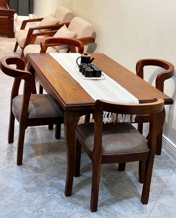 Table à manger en bois massif et chaises élégantes