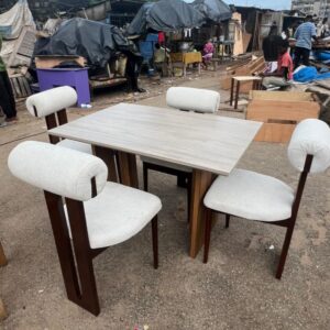 Table de salle à manger moderne et chaises élégantes
