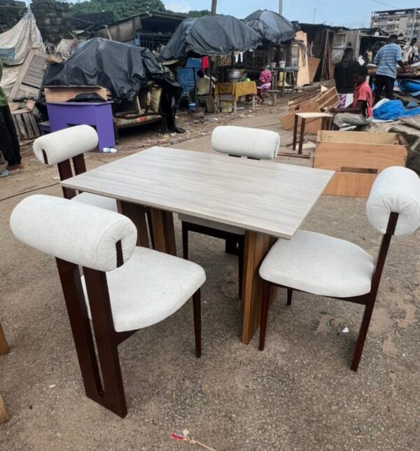 Table de salle à manger moderne et chaises élégantes