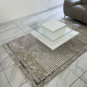 Table basse design avec plateau en verre et structure blanche laquée