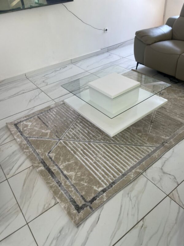 Table basse design avec plateau en verre et structure blanche laquée