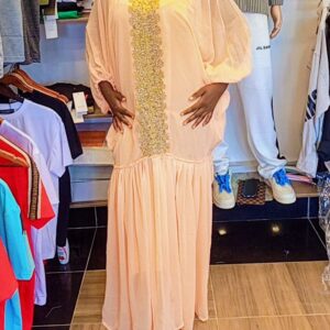 Robe élégante en dentelle beige : confort et style luxueux