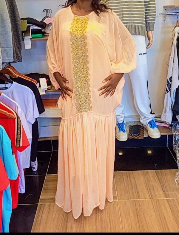 Robe élégante en dentelle beige : confort et style luxueux