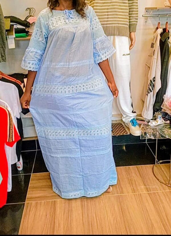 Robe en dentelle bleu ciel éblouissante : Élégante et romantique